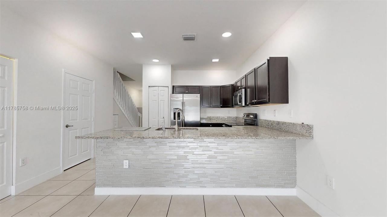 9231 W 32nd Ln, Hialeah, Florida 33018, USA