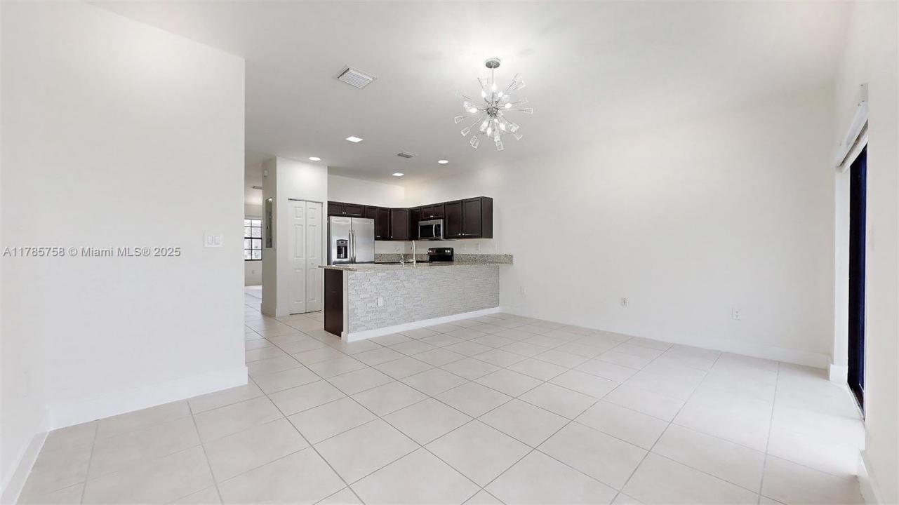 9231 W 32nd Ln, Hialeah, Florida 33018, USA