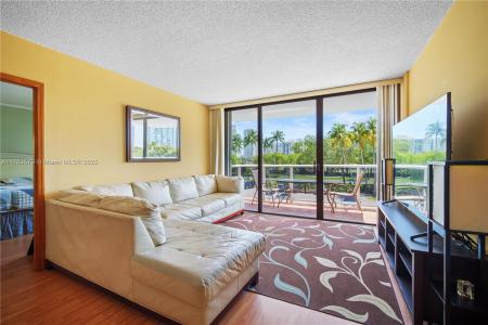 3675 N Country Club Dr 204, Aventura, Florida 33180, USA