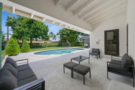 1951 NE 187th Dr, North Miami Beach, Florida 33179, USA