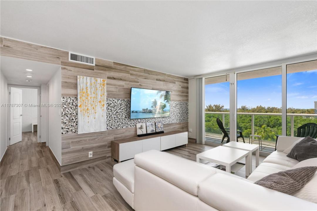 100 Bayview Dr 625, Sunny Isles Beach, Florida 33160, Stati Uniti