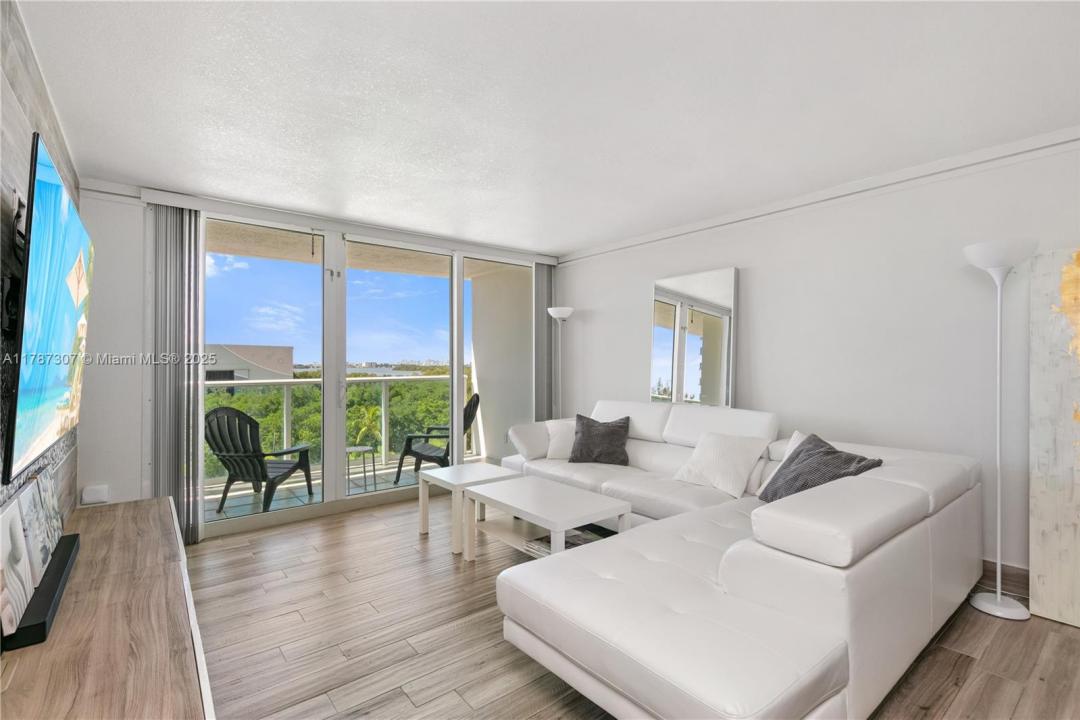 100 Bayview Dr 625, Sunny Isles Beach, Florida 33160, Stati Uniti