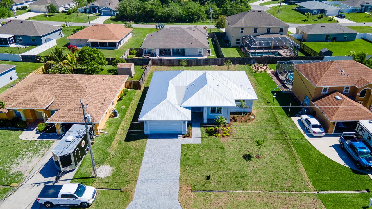 5271 NW Mayfield Lane, Port Saint Lucie, Florida 34983