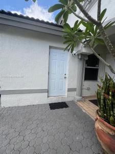 15709 SW 90th Ter 09, Miami, Florida 33196, USA