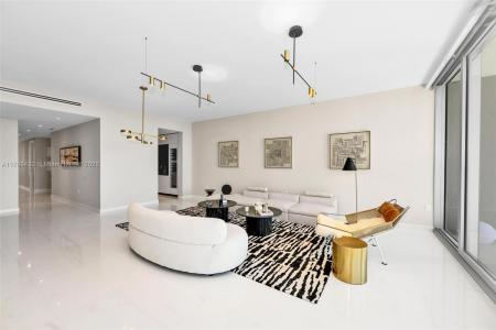 300 Biscayne Blvd Way 3903, Miami, Florida 33131, USA