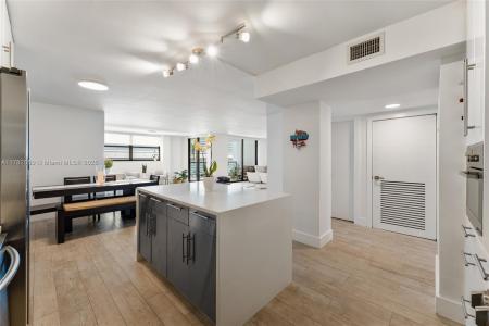 5845 Collins Ave 204, Miami Beach, Florida 33140, USA