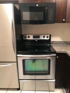 494 NW 165th St Rd C-102, Miami, Florida 33169, USA