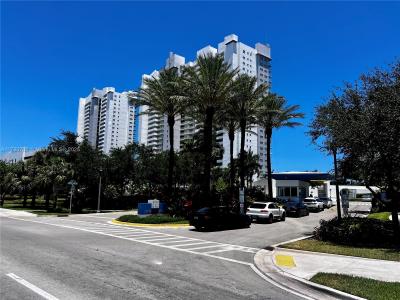 15051 Royal Oaks Ln 2301, North Miami, Florida 33181, USA