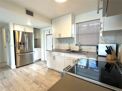8300 Sunrise Lakes Blvd 208, Sunrise, Florida 33322, USA
