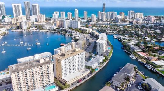 427 Golden Isles Dr 5J, Hallandale Beach, Florida 33009, USA