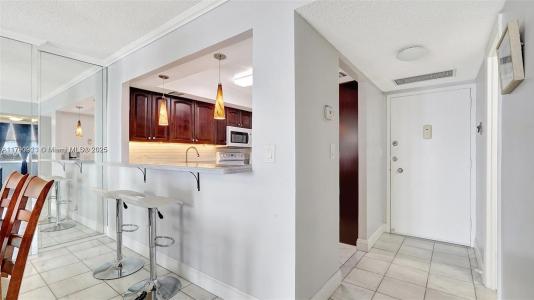 427 Golden Isles Dr 5J, Hallandale Beach, Florida 33009, USA