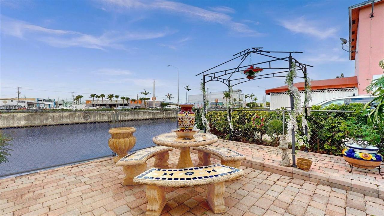 8357 NW South River Dr, Medley, Florida 33166, Estados Unidos