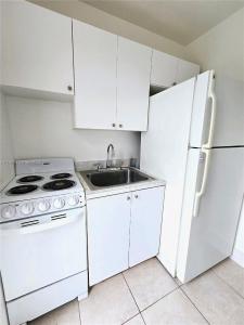 724 SW 7th Ter 1-2, Hallandale Beach, Florida 33009, USA