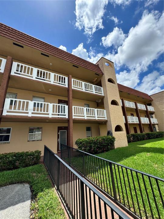9041 Sunrise Lakes Blvd 110, Sunrise, Floride 33322, États-Unis