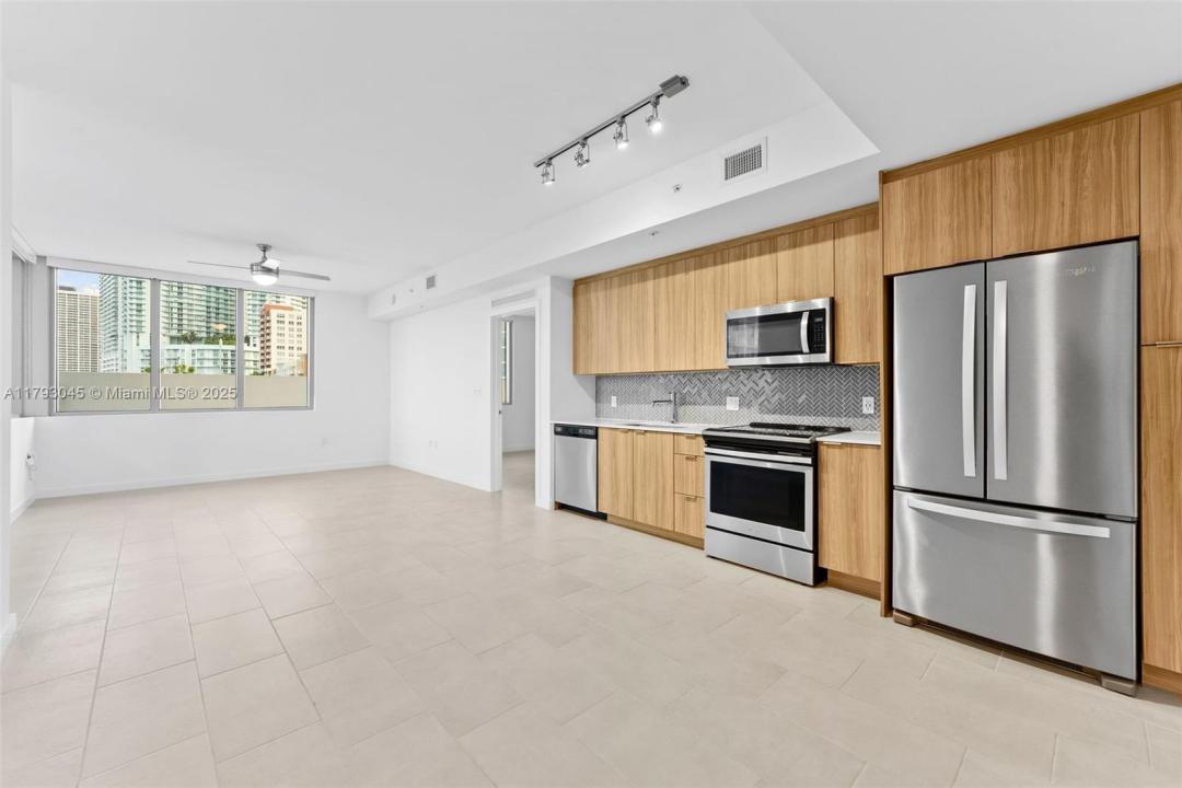 2150 N Bayshore Dr 0210, Miami, Florida 33137, USA