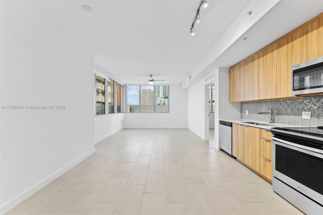 2150 N Bayshore Dr 0210, Miami, Florida 33137, USA