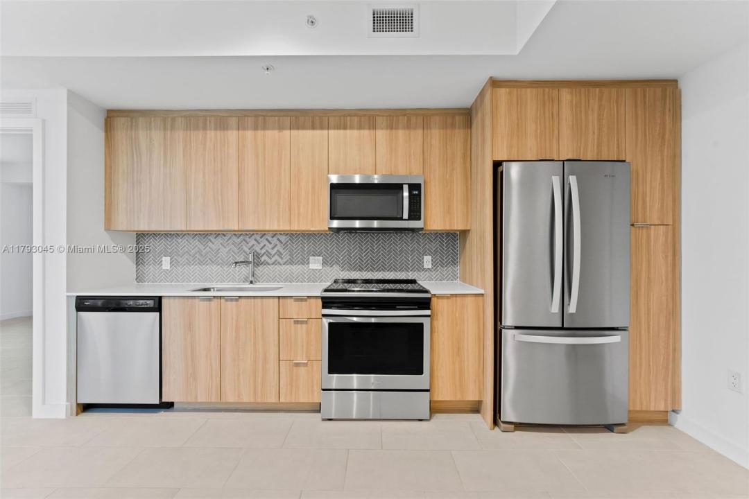 2150 N Bayshore Dr 0210, Miami, Florida 33137, USA
