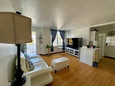 940 7th St 940D, Miami Beach, Florida 33139, USA