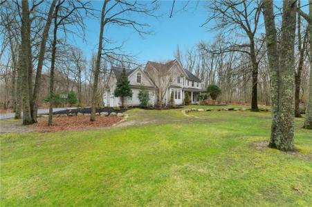 153 Sakonnet Ridge Drive, Tiverton, Rhode Island 02878