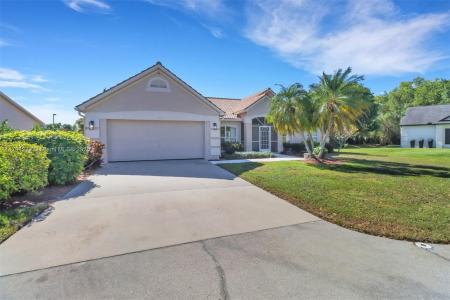 172 Plantation Cir 172, Naples, Florida 34104