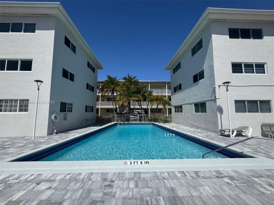 462 Golden Isles Dr 301, Hallandale Beach, Florida 33009