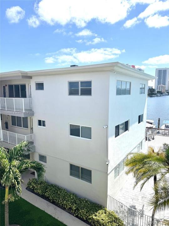 462 Golden Isles Dr 301, Hallandale Beach, Florida 33009