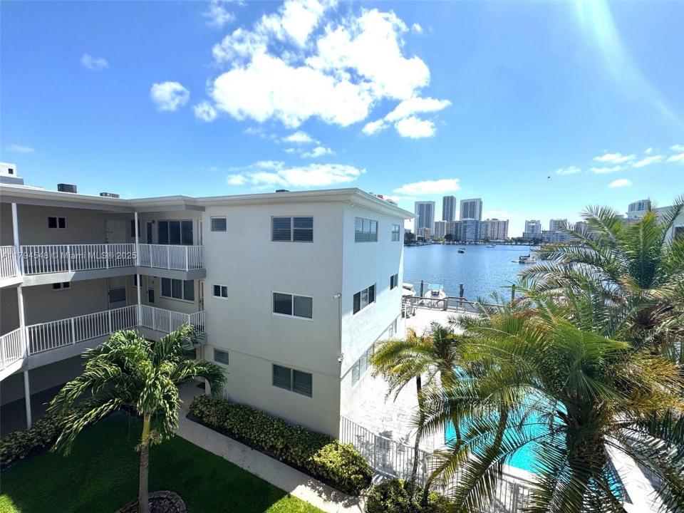 462 Golden Isles Dr 301, Hallandale Beach, Florida 33009