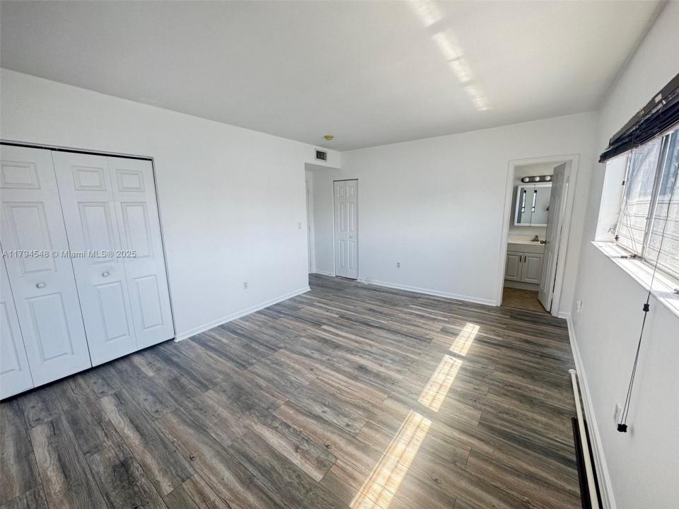 462 Golden Isles Dr 301, Hallandale Beach, Florida 33009