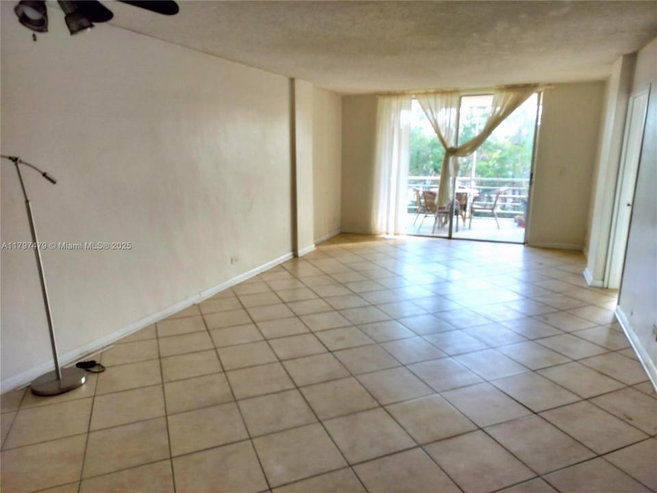 3660 NE 166th St 302, North Miami Beach, פלורידה 33160, ארצות הברית של אמריקה