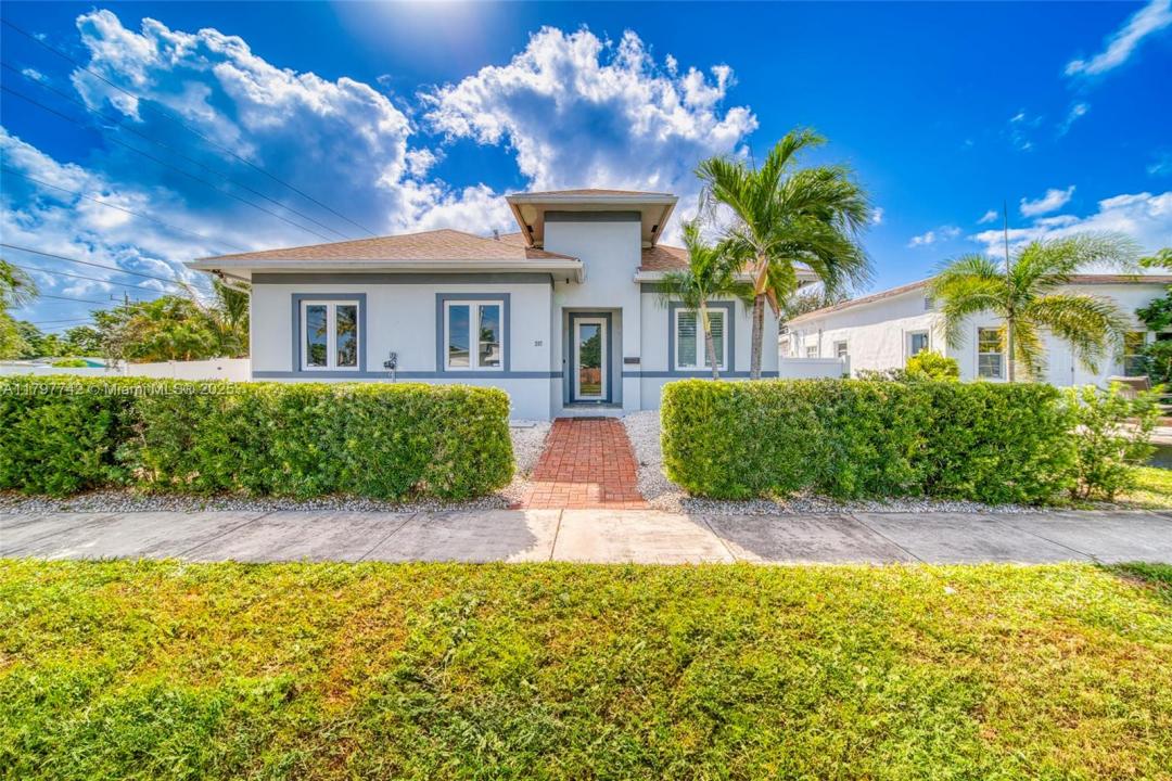 207 SW 11th St, Dania Beach, Florida 33004, USA