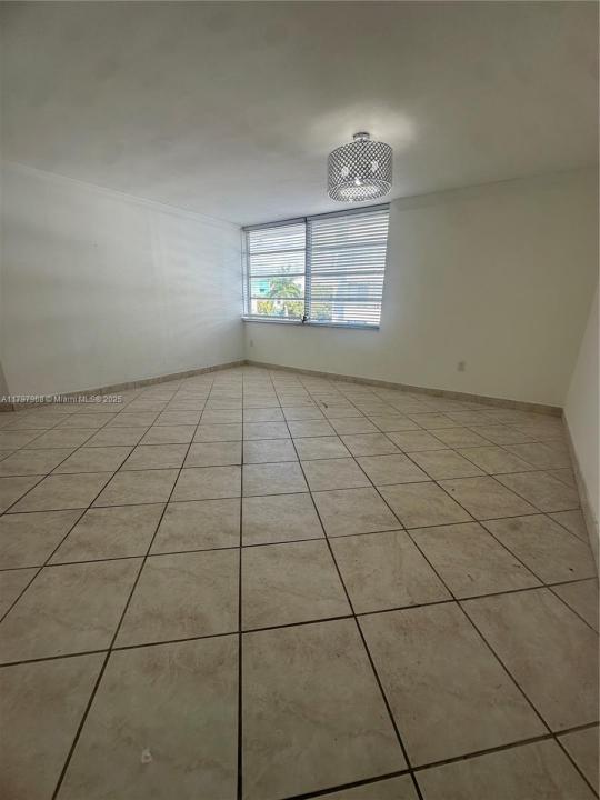 1075 93rd St 404, Bay Harbor Islands, 佛罗里达州 33154, 美国