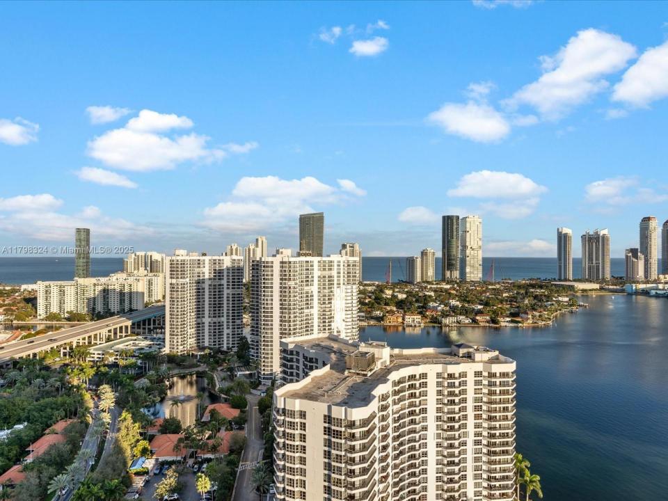 3530 Mystic Pointe Dr LPH10, Aventura, Florida 33180, USA