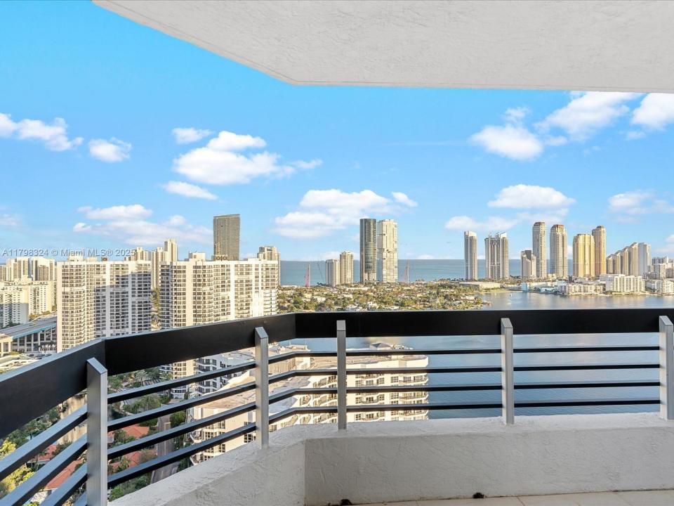 3530 Mystic Pointe Dr LPH10, Aventura, Florida 33180, USA