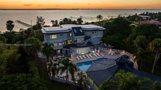 2827 S Indian River Dr, Fort Pierce, Florida 34982, USA