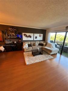 800 NE 195th St 409, Miami, Florida 33179, USA