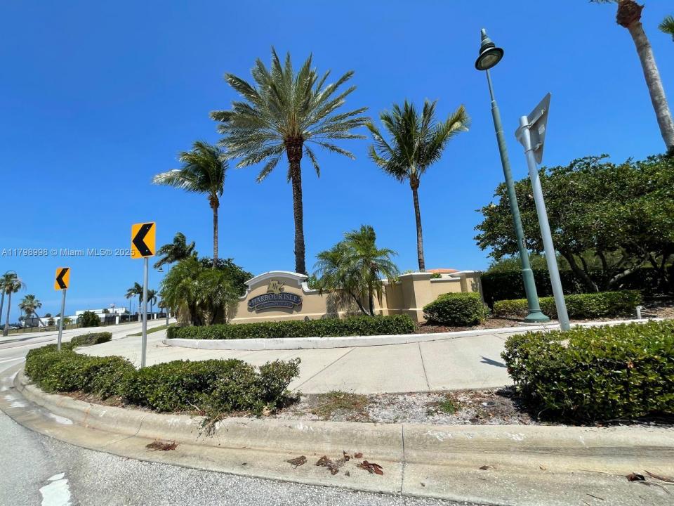 19 W Harbour Isle Dr W 103, Fort Pierce, Florida 34949