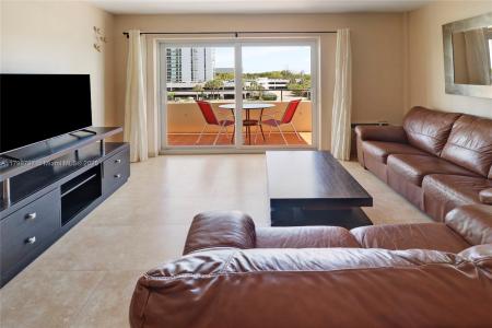 220 Kings Point Dr 403, Sunny Isles Beach, Florida 33160, USA