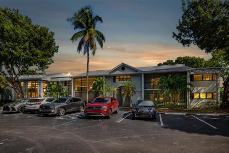 933 NE 199th St 207, Miami, Florida 33179, USA