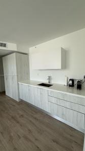 6080 Collins Ave 402, Miami Beach, Florida 33140, USA
