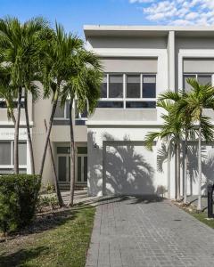 2457 NE 135th St 2457, North Miami, Florida 33181, USA