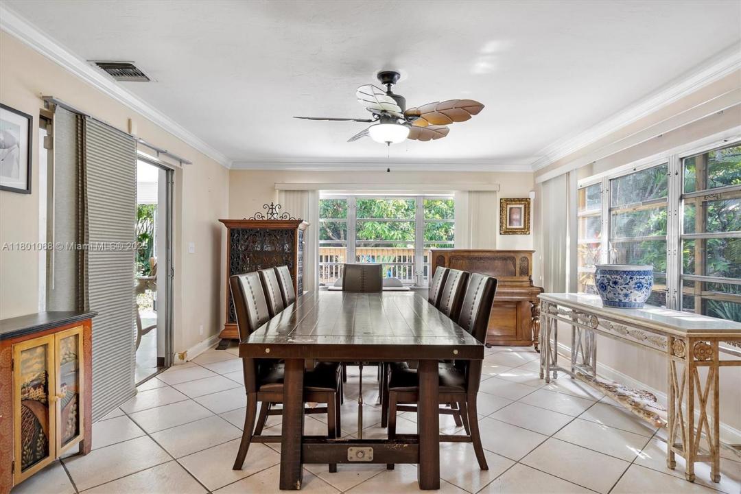 1012 NE 8th St, Hallandale Beach, فلوريدا 33009, الولايات المتحدة