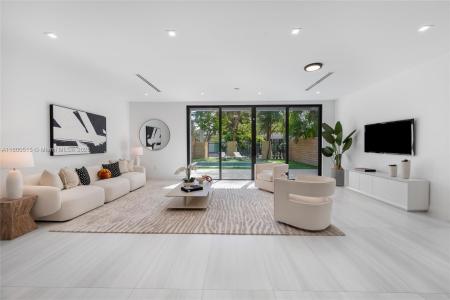 3637 SW 3rd Ave RIGHT, Miami, Florida 33145, USA