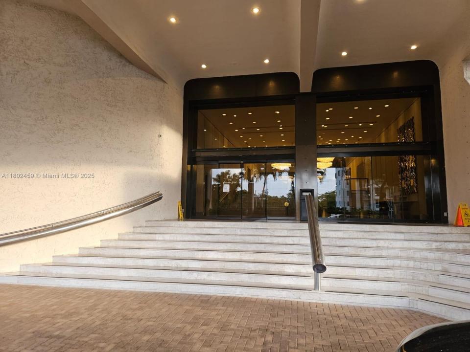 1800 NE 114th St 508, Miami, Florida 33181