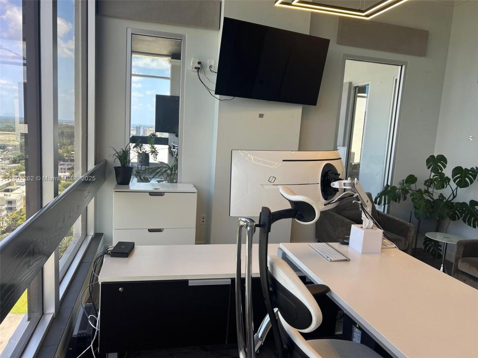 13499 Biscayne Blvd Tower Suites 4 & 5, North Miami, Flórida 33181, Estados Unidos