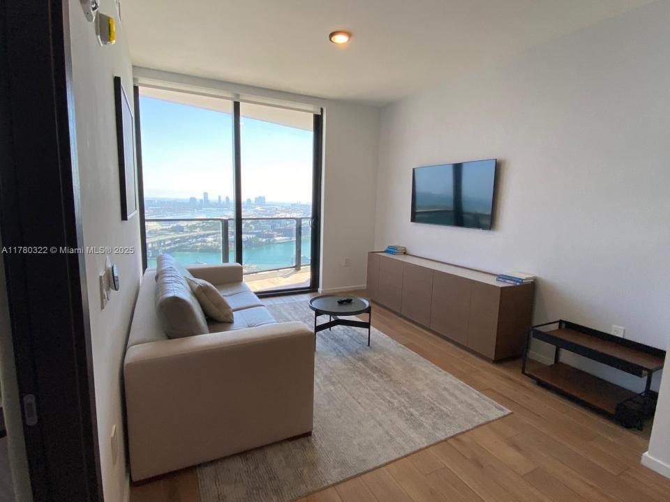 398 NE 5th St 2910, Miami, Florida 33132, USA