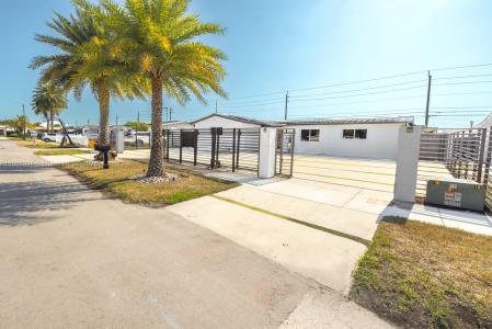 18250 NW 86th Ave, Hialeah, Florida 33015, USA
