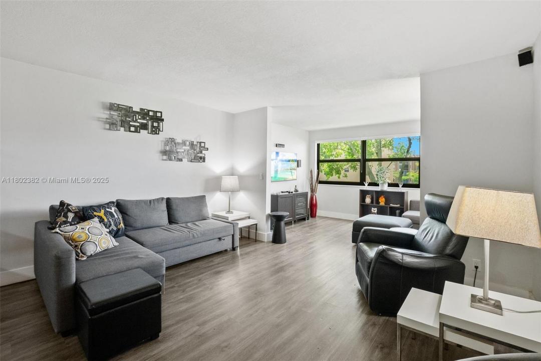 10451 Sunrise Lakes Blvd 203, Sunrise, Flórida 33322, Estados Unidos