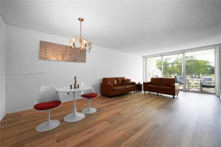 605 Oaks Dr 203, Pompano Beach, Florida 33069, USA