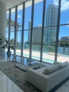 300 Biscayne Boulevard Way 5009, Miami, Florida 33131, USA