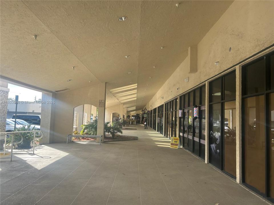 2215 W Hillsboro Blvd, Deerfield Beach, Floryda 33442, USA